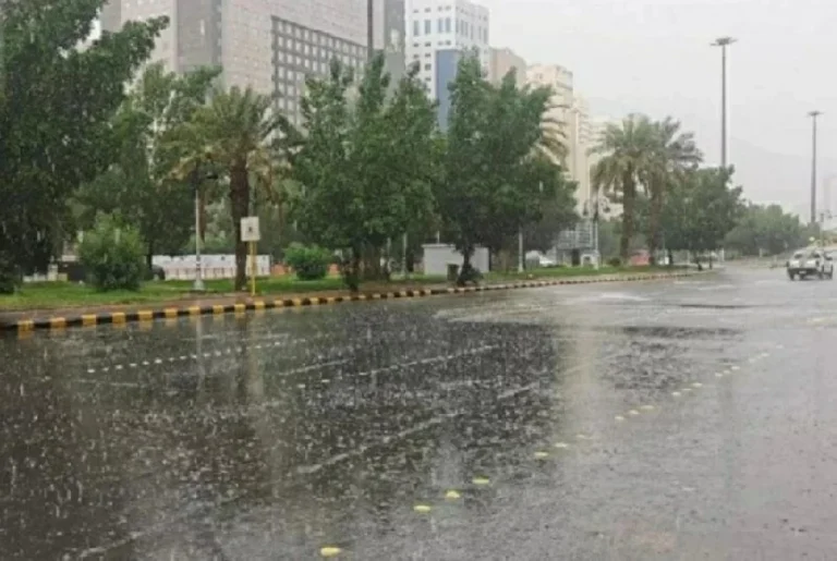 إنذار أحمر في مكة: أمطار غزيرة وسيول في مدركة ورهاط